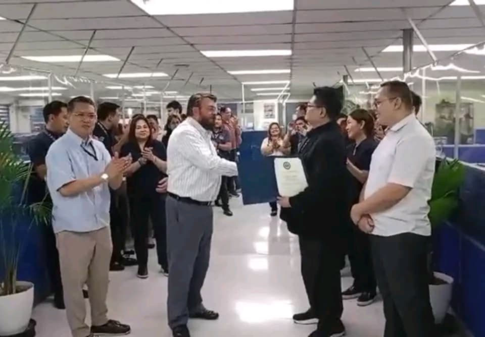 UNITED STATES ATTACHE AT PAIR CARGO HANDS CERTIFICATE OF APPRECIATION TO NAIA OFFICIAL